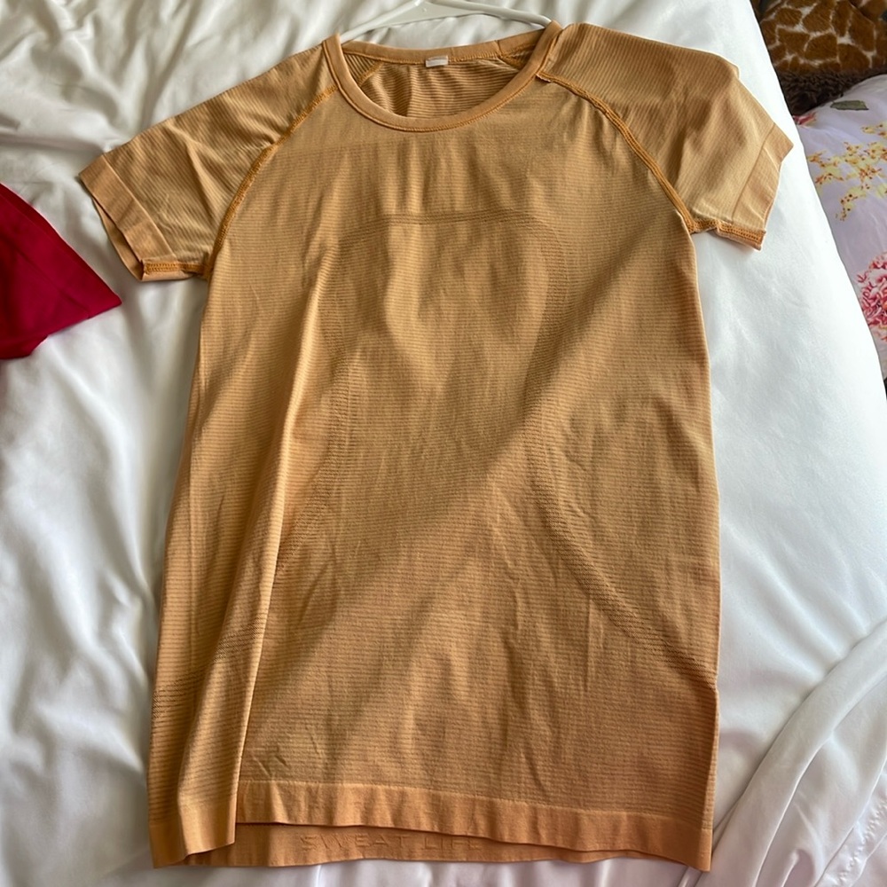 Lululemon swiftly tech orange color rlly cute size small